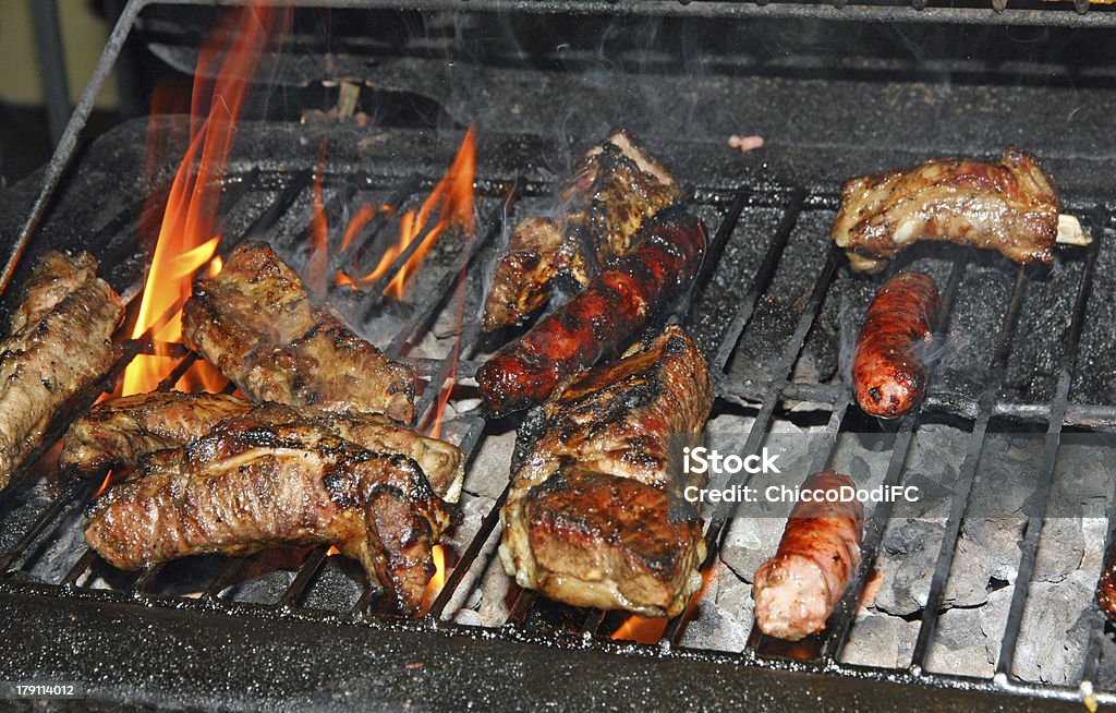 a la parrilla durante una barbacoa de cerdo - Foto de stock de Barbacoa - Comida libre de derechos