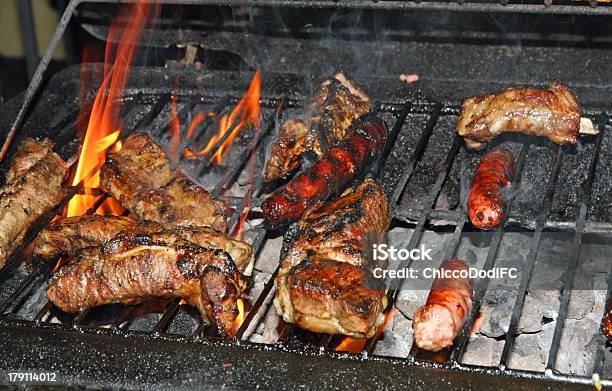 A La Parrilla Durante Una Barbacoa De Cerdo Foto de stock y más banco de imágenes de Barbacoa - Comida - Barbacoa - Comida, Con textura, Parrillera