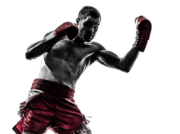 um homem exercer a silhueta de boxe tailandês - kickboxing muay thai exercising sport - fotografias e filmes do acervo