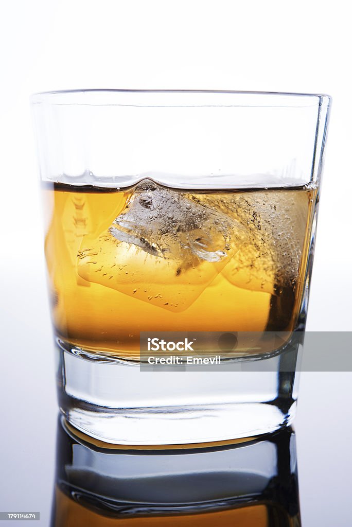 Whisky z lodem - Zbiór zdjęć royalty-free (Alkohol - napój)