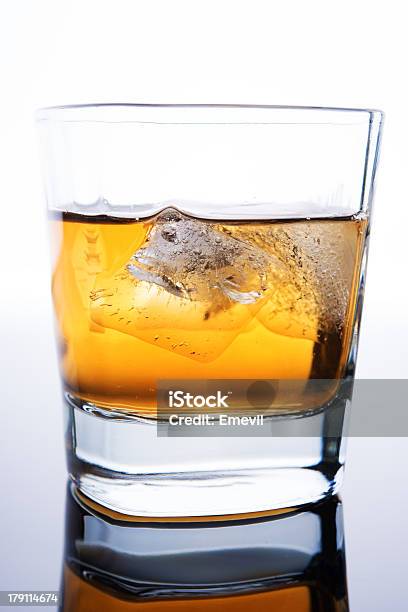 Whisky Z Lodem - zdjęcia stockowe i więcej obrazów Alkohol - napój - Alkohol - napój, Biały, Ciecz