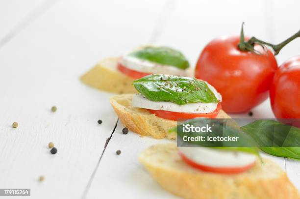 Foto de Sanduíche Caprese e mais fotos de stock de Antepasto - Antepasto, Azeite, Branco