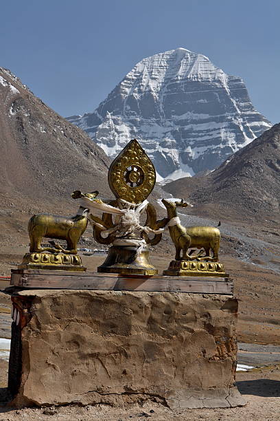 statues bouddhistes, saint mont kailash-plan - bonpo photos et images de collection