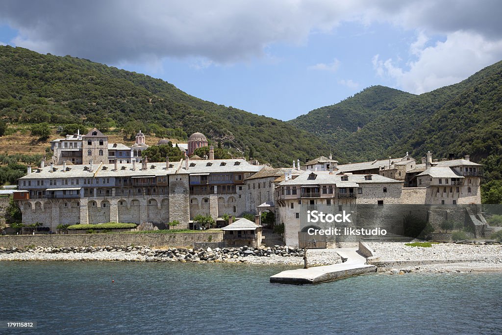 Christian Santuario dal mare sul Monte Athos - Foto stock royalty-free di Repubblica monastica del Monte Athos