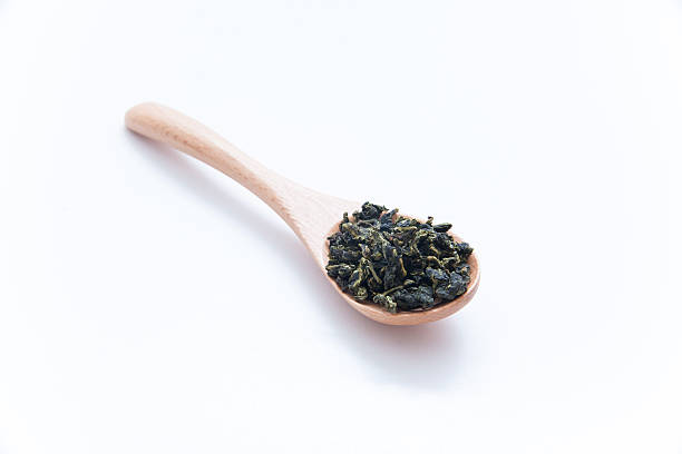 中国茶（タイ観音）、木製スプーン - tea tea leaves jasmine tea leaf ストックフォトと画像