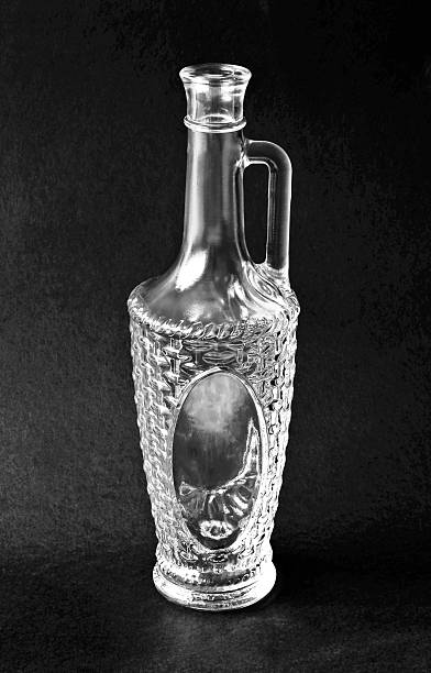 бутылка с кристаллами - decanter crystal carafe glass стоковые фото и изображения