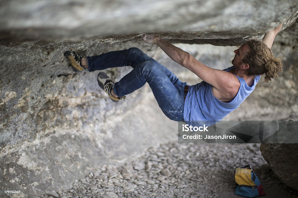 Joven escalada de peñascos - Foto de stock de Aire libre libre de derechos