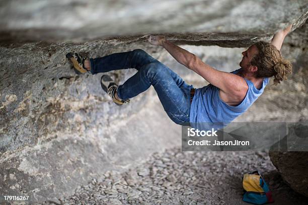 Joven Escalada De Peñascos Foto de stock y más banco de imágenes de Aire libre - Aire libre, Atleta - Papel social, Cabello largo