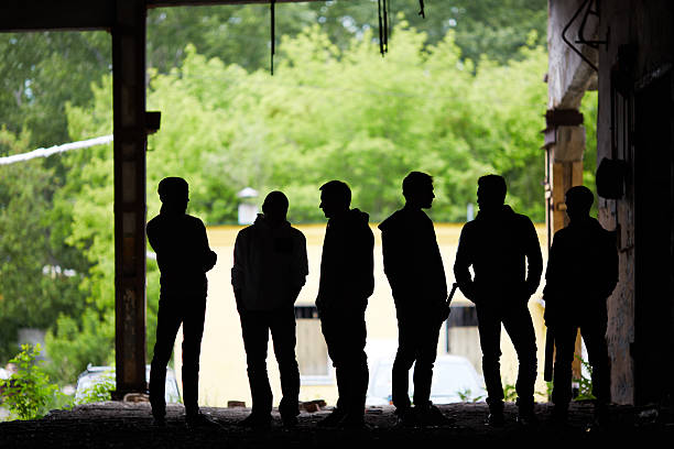 bandits dans ghetto - gangster photos et images de collection