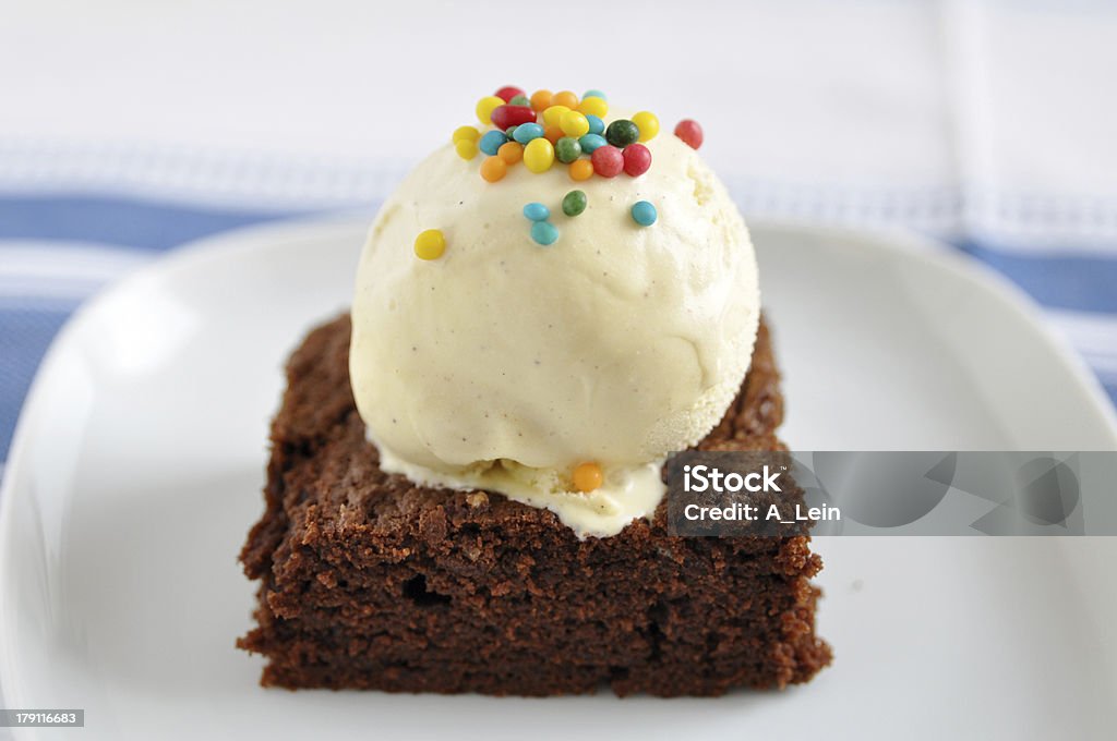 Chocolate Brownie con helado de vainilla - Foto de stock de Al horno libre de derechos