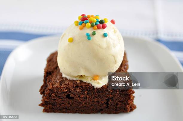 Chocolate Brownie Con Helado De Vainilla Foto de stock y más banco de imágenes de Al horno - Al horno, Alcorza, Alimento