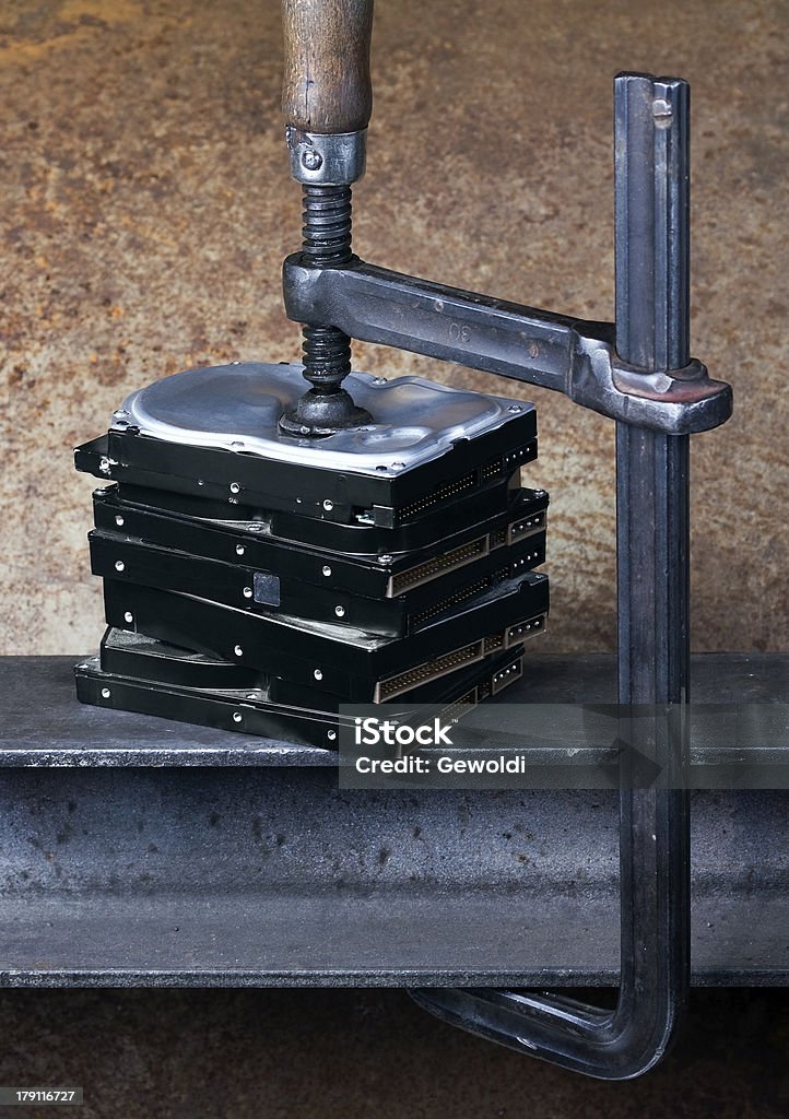 Abrazadera roscada de presión de altas prestaciones que proporciona varias unidades de disco duro - Foto de stock de Abrazadera libre de derechos