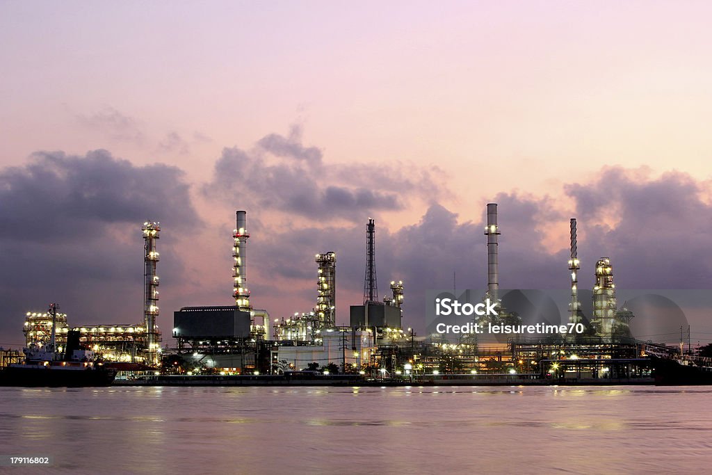 Refinería de petróleo en el crepúsculo - Foto de stock de Cambio climático libre de derechos