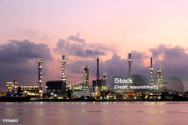 Refinería De Petróleo En El Crepúsculo Foto de stock y más banco de imágenes de Cambio climático - Cambio climático, Capa de ozono, Central eléctrica