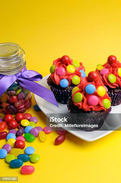 Farbige Candy Cupcakes Stockfoto und mehr Bilder von Blau - Blau, Bonbonniere, Bunt - Farbton