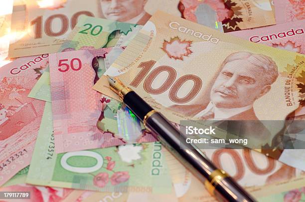 Pluma Estilográfica En Un Montón De Dinero Foto de stock y más banco de imágenes de Billete de cien dólares canadienses - Billete de cien dólares canadienses, Número 50, Billete de cincuenta dólares canadienses