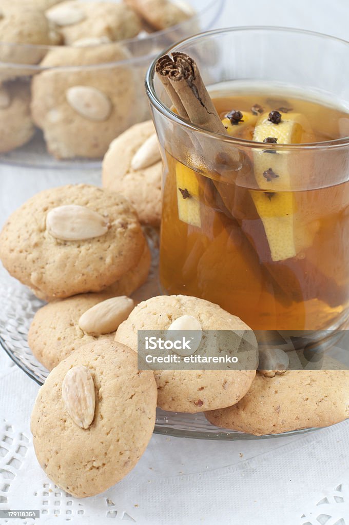 Biscuits aux amandes avec un thé maison - Photo de Aliment libre de droits