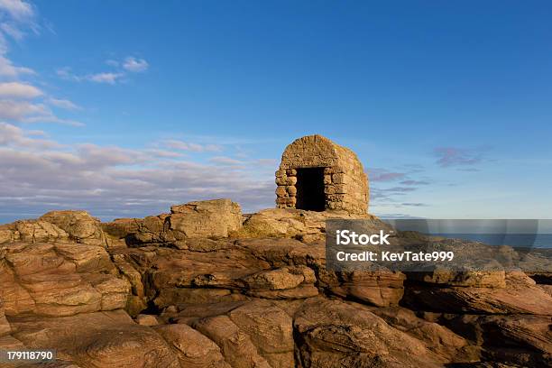 Foto de Dinamite Hut2 e mais fotos de stock de Bamburgh - Bamburgh, Arma de Fogo, Azul