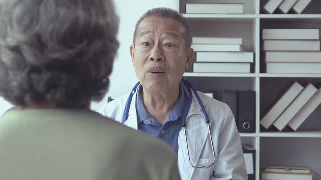 A senior female doctor is giving advice and treatment to elderly patients, providing advice on health care for elderly people and providing close care, treating diseases in elderly people.