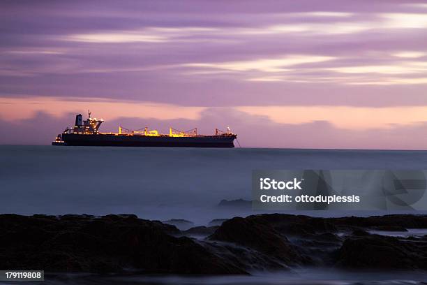 停泊中の船舶とパープルの夕暮れ雲 - 紫のストックフォトや画像を多数ご用意 - 紫, 船, 貨物運送