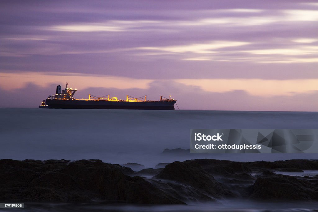 Ancorado navio e roxo nuvens ao pôr-do-sol - Foto de stock de Roxo royalty-free