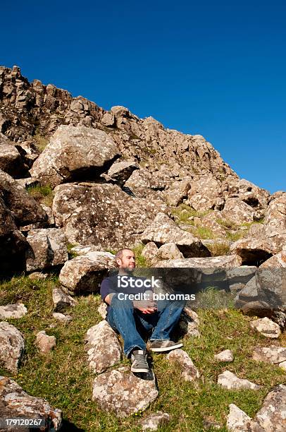 Photo libre de droit de Cliff Siège banque d'images et plus d'images libres de droit de Admirer le paysage - Admirer le paysage, Adulte, Alpes européennes