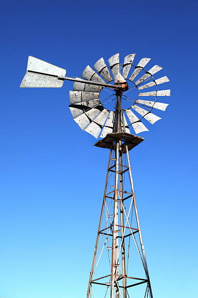 Antiguo Molino de viento en contra un cielo azul - foto de stock
