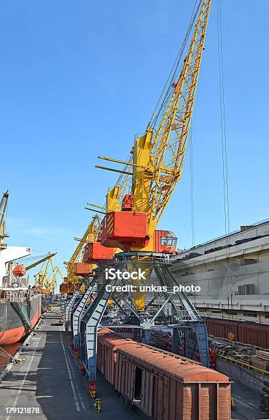 Grúa Y Tren De Carga Foto de stock y más banco de imágenes de Amarrado - Amarrado, Astillero, Bahía