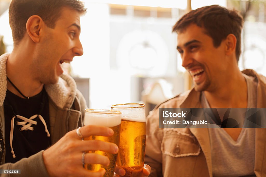 Junge Menschen trinken Bier im Freien - Lizenzfrei Bier Stock-Foto