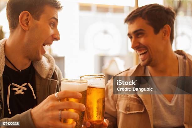 Junge Menschen Trinken Bier Im Freien Stockfoto und mehr Bilder von Bier - Bier, Männer, Einen Toast ausbringen