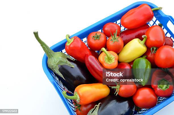 Legumes Frescos Em Uma Caixa - Fotografias de stock e mais imagens de Alimentação Saudável - Alimentação Saudável, Beringela, Coleção