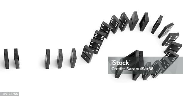 Domino Effect Sobre Um Fundo Branco - Fotografias de stock e mais imagens de Acidente - Conceito - Acidente - Conceito, Atividade, Ausência