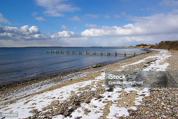 Bela Natureza De Inverno Vista Do Mar - Fotografias de stock e mais imagens de Ao Ar Livre - Ao Ar Livre, Beleza natural, Branco