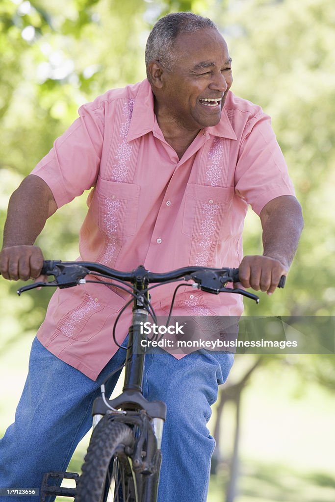 Uomo anziano su ciclo corsa - Foto stock royalty-free di 70-79 anni