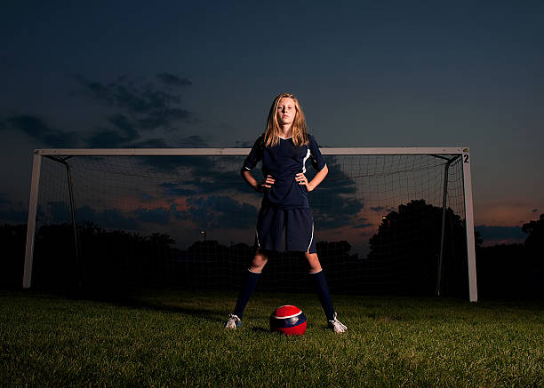 fußballspieler bei sonnenuntergang - soccer teenager team ball stock-fotos und bilder