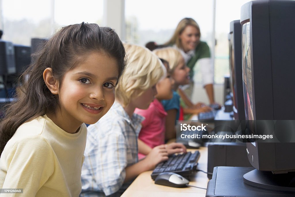 Przedszkola dzieci uczą się, jak korzystać z komputerów - Zbiór zdjęć royalty-free (Ludność Bliskiego Wschodu)