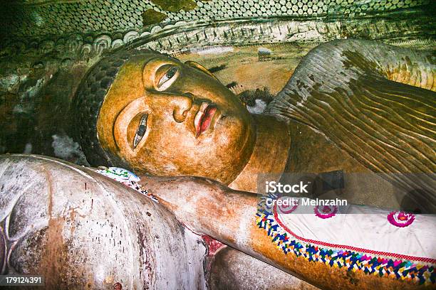 Foto de Buddah E Pinturas No Famoso Rock Tempel De Dambullah e mais fotos de stock de Mulheres