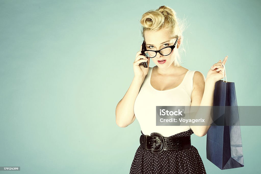 Mädchen mit Einkaufstasche mit Handy im retro-Stil - Lizenzfrei Brille Stock-Foto