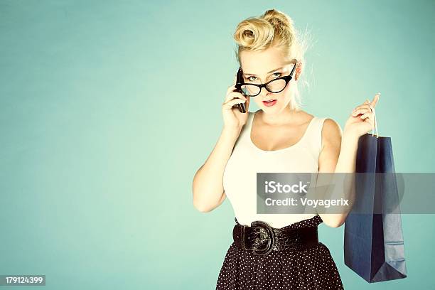 Mädchen Mit Einkaufstasche Mit Handy Im Retrostil Stockfoto und mehr Bilder von Brille - Brille, Einkaufen, Einzelhandel - Konsum