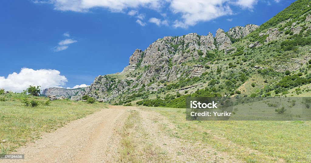 Rural road hasta Valley of Ghosts en las montañas de crimea - Foto de stock de Carretera de tierra libre de derechos