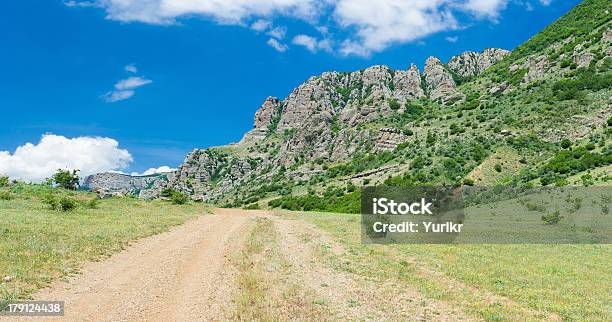 Rural Road Hasta Valley Of Ghosts En Las Montañas De Crimea Foto de stock y más banco de imágenes de Carretera de tierra