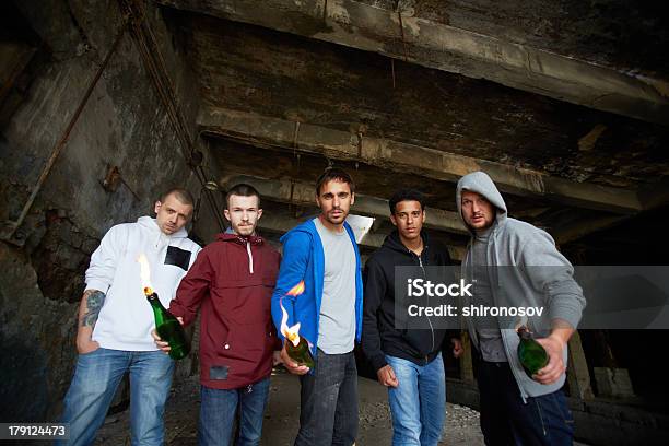 Dudes Com Fogo - Fotografias de stock e mais imagens de De aparência caucasiana - De aparência caucasiana, Gânguester, Adulto