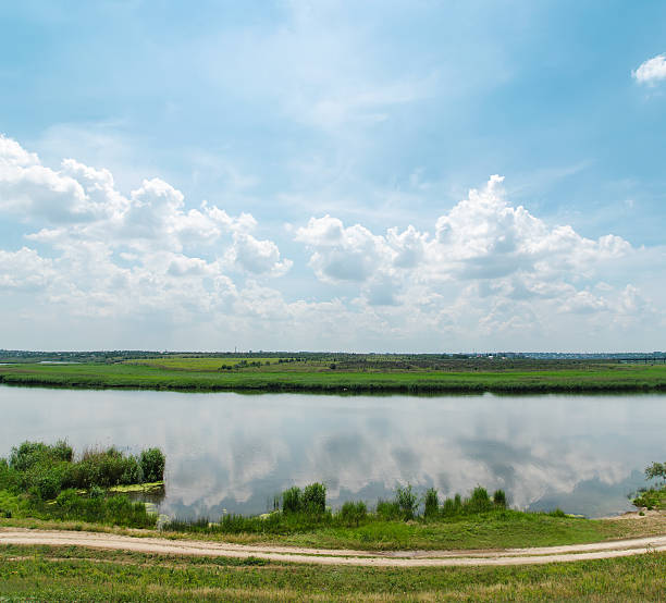 nuages au-dessus de la rivière - horizon over water white green blue photos et images de collection