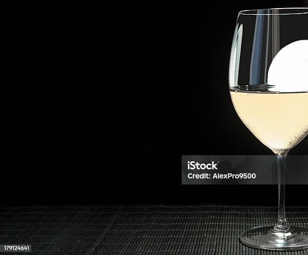 Белое Вино — стоковые фотографии и другие картинки Алкоголь - напиток - Алкоголь - напиток, Бамбуковый материал, Без людей