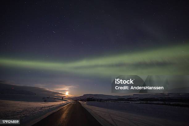 Foto de O Iluminado Road e mais fotos de stock de Aurora boreal - Aurora boreal, Fotografia - Imagem, Horizontal