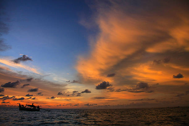 bateau de pêcheur avec ciel au coucher du soleil, thaïlande. - retro fish day sunset sunlight photos et images de collection