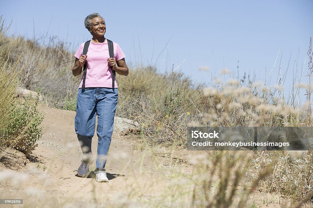 Senior Frau zu Fuß - Lizenzfrei Frauen Stock-Foto