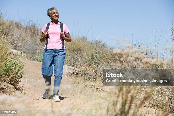 Senior Frau Zu Fuß Stockfoto und mehr Bilder von Frauen - Frauen, Wandern, Alter Erwachsener