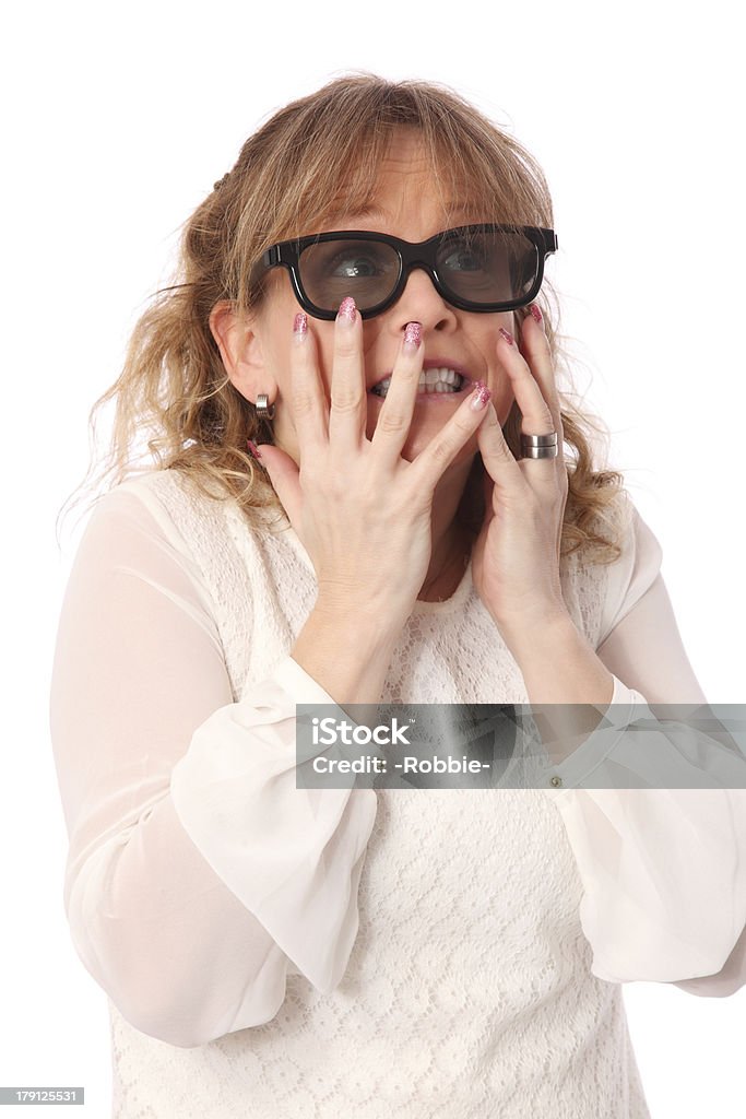 Mujer asustada ver 3D movie - Foto de stock de 40-44 años libre de derechos