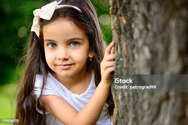 Retrato De Chica Hispana En El Soleado Park Foto de stock y más banco de imágenes de Aire libre - Aire libre, Alegre, Alegría